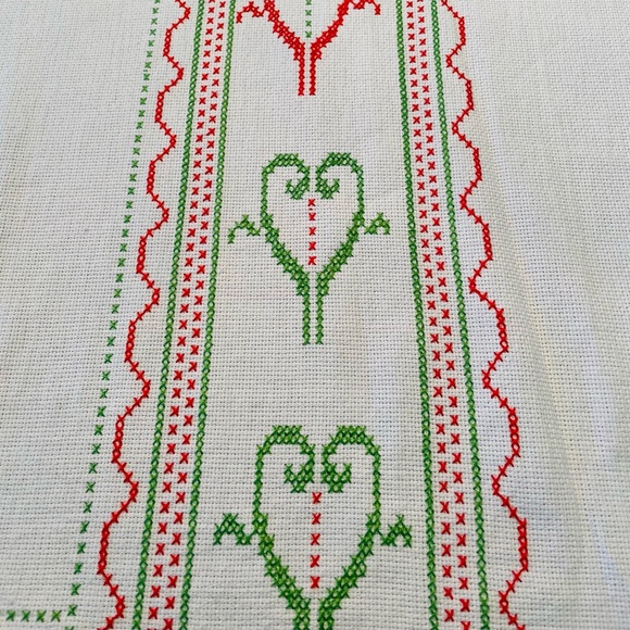 Handmade tablecloth embroidered in cross stitch! - Picture 2 of 5